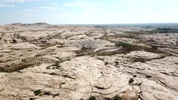 Obrovské skály z lávy. Bývalá sopka. — Stock video