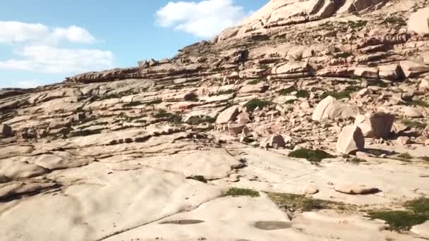 Riesige Felsen aus Lava. Ein ehemaliger Vulkan. — Stockvideo