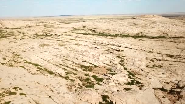 D'énormes rochers de lave. Un ancien volcan. — Video