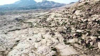 Lavdan dev kayalar. Eski bir volkan..