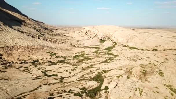 Riesige Felsen aus Lava. Ein ehemaliger Vulkan. — Stockvideo