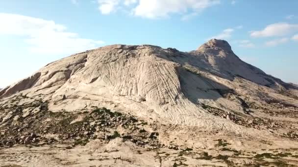 Огромные камни из лавы. Бывший вулкан. — стоковое видео