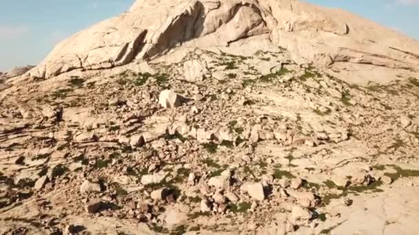 溶岩からの巨大な岩。旧火山. — ストック動画
