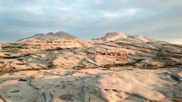 Gryning över frusen lava och berg. — Stockvideo