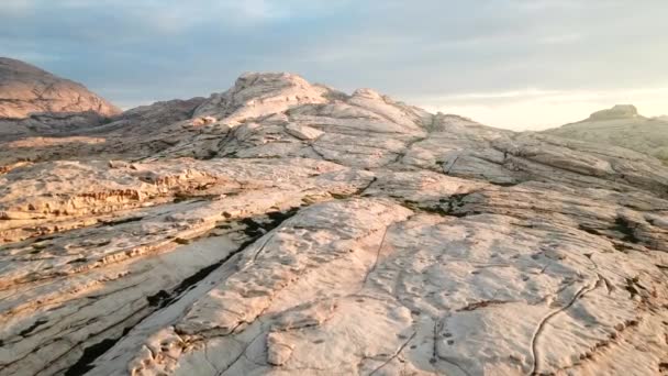 冻结的熔岩和高山上的黎明. — 图库视频影像