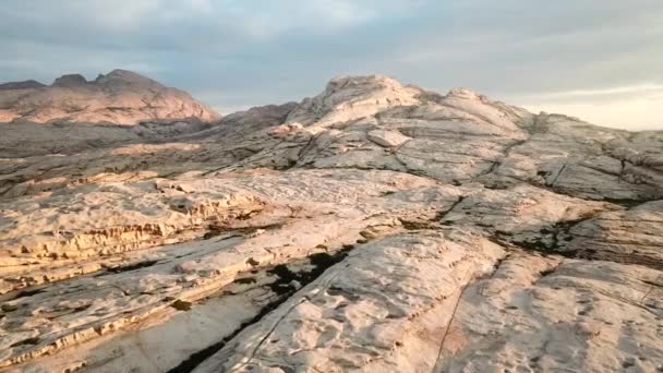 Aube sur lave gelée et montagnes. — Video