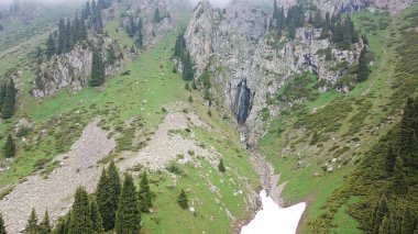 Dağlarda ormanla kaplı yeşil vadi..