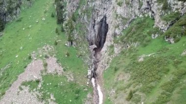 Yeşil geçitteki yüksek kayalar. Bir İHA görüntüsü.