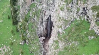 Yeşil geçitteki yüksek kayalar. Bir İHA görüntüsü.