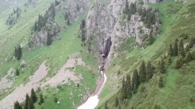 Yeşil geçitteki yüksek kayalar. Bir İHA görüntüsü.