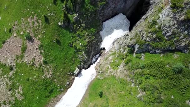 Vista dall'alto di ripide scogliere di montagna e una grotta di ghiaccio. — Video Stock