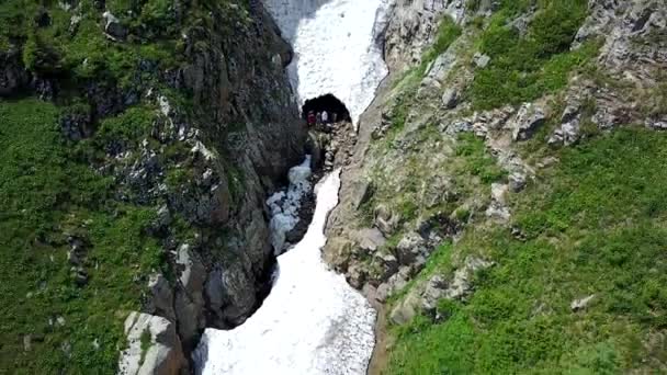 俯瞰陡峭的山崖和冰洞. — 图库视频影像