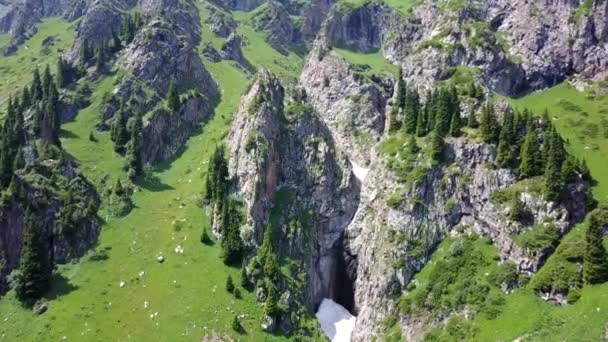 Vista superior de acantilados de montaña empinados y una cueva de hielo. — Vídeos de Stock