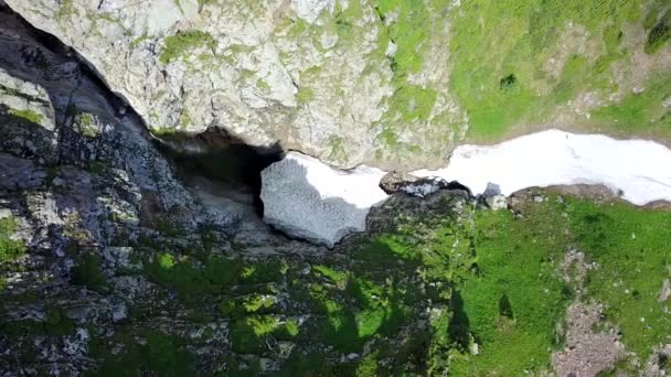 険しい山の崖や氷の洞窟のトップビュー. — ストック動画