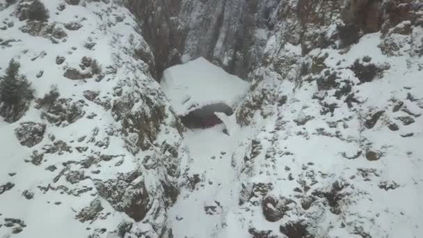 Cueva de hielo en las montañas. Vista desde un dron. — Vídeo de stock