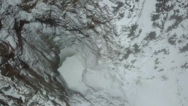 Grotte de glace dans les montagnes. Vue depuis un drone. — Video