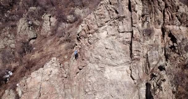 Eine Gruppe von Leuten ist mit Klettern beschäftigt. — Stockvideo