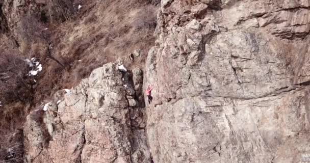 Een groep mensen houdt zich bezig met rotsklimmen. — Stockvideo