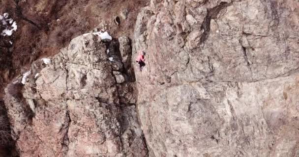 Un grupo de personas se dedican a escalar rocas. — Vídeos de Stock