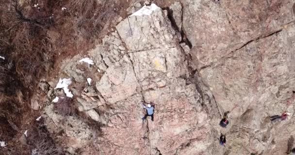 Un grupo de personas se dedican a escalar rocas. — Vídeos de Stock