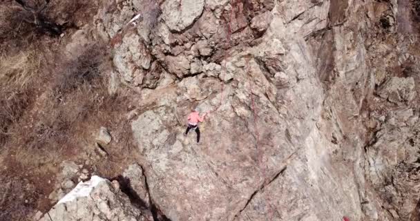 Un grupo de personas se dedican a escalar rocas. — Vídeos de Stock