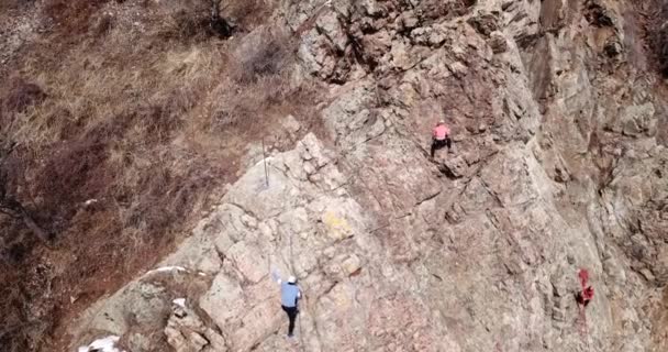 Skupina lidí se zabývá lezení po skalách. — Stock video