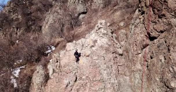 Un grupo de personas se dedican a escalar rocas. — Vídeo de stock