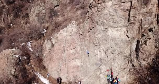 岩登りに従事している人々のグループ. — ストック動画