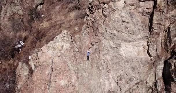 Skupina lidí se zabývá lezení po skalách. — Stock video