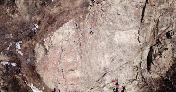 Een groep mensen houdt zich bezig met rotsklimmen. — Stockvideo
