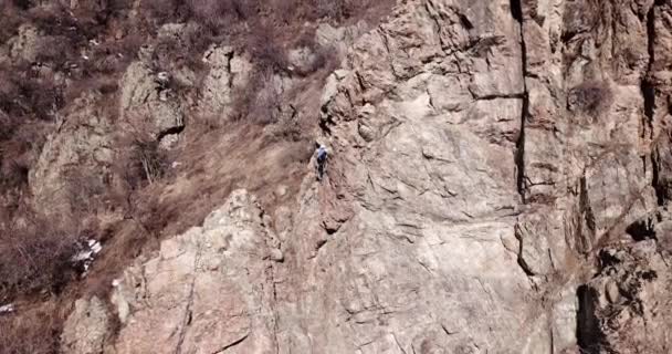 Un groupe de personnes sont engagées dans l'escalade. — Video