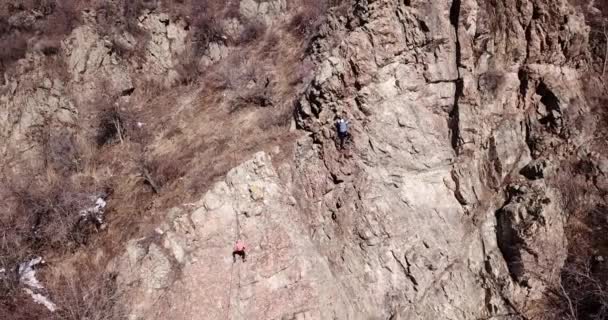 Grupa ludzi zajmuje się wspinaczką skalną.. — Wideo stockowe