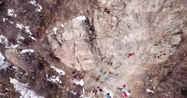 Un groupe de personnes sont engagées dans l'escalade. — Video