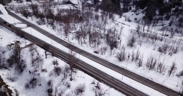 Vista desde la altura de la carretera de invierno. — Vídeo de stock