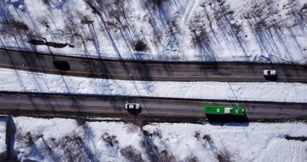 Vista desde la altura de la carretera de invierno. — Vídeos de Stock