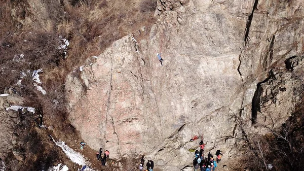 Eine Gruppe von Leuten ist mit Klettern beschäftigt. — Stockfoto