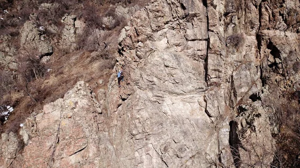 Bir grup insan kaya tırmanışı yapıyor.. — Stok fotoğraf