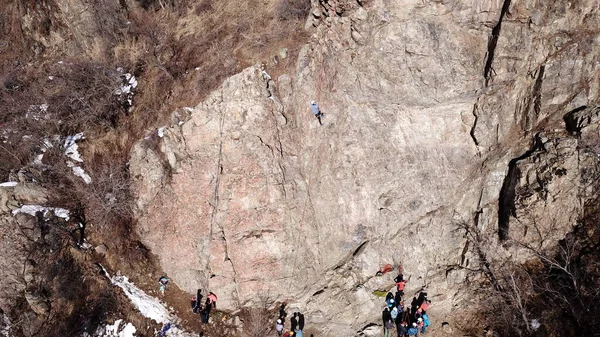 Skupina lidí se zabývá lezení po skalách. — Stock fotografie