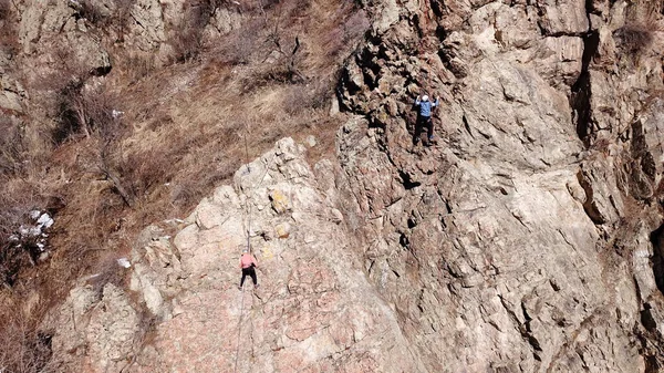 Skupina lidí se zabývá lezení po skalách. — Stock fotografie