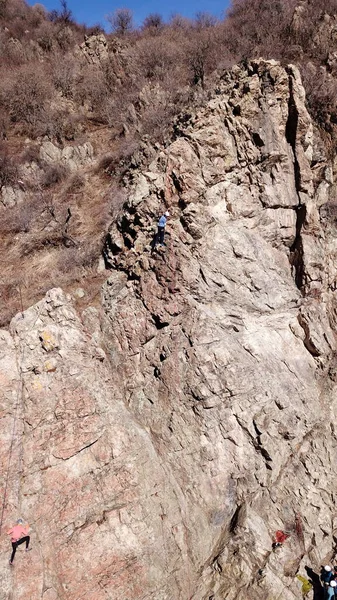 Eine Gruppe von Leuten ist mit Klettern beschäftigt. — Stockfoto