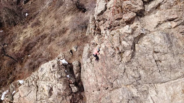 Grupa ludzi zajmuje się wspinaczką skalną.. — Zdjęcie stockowe