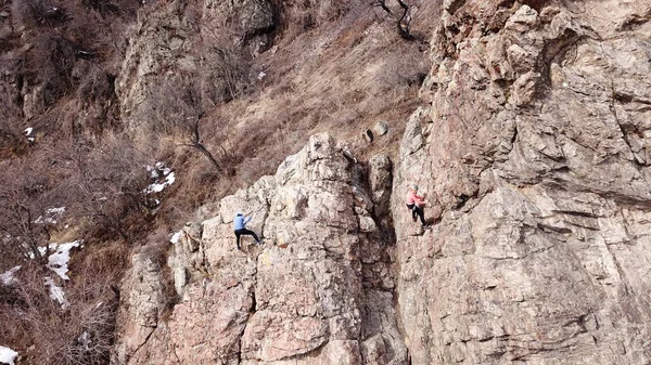 Grupa ludzi zajmuje się wspinaczką skalną.. — Zdjęcie stockowe