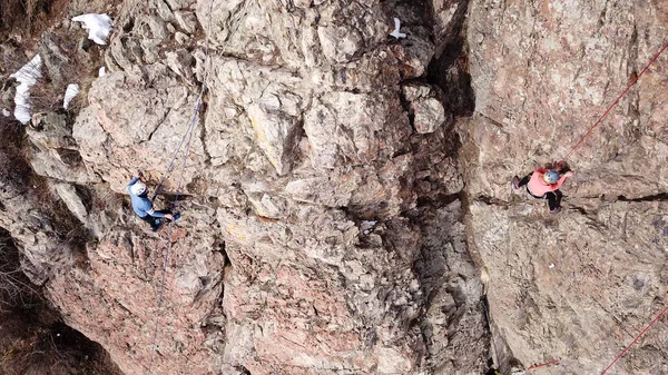 Un grupo de personas se dedican a escalar rocas. — Foto de Stock