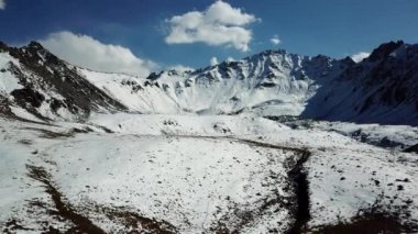 Karla kaplı dağlar ve bir göl. Yukarıdan görüntüle.