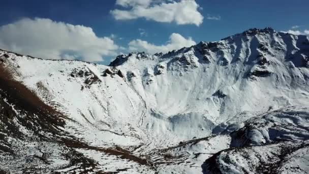 白雪覆盖的高山和湖泊。从顶部查看. — 图库视频影像