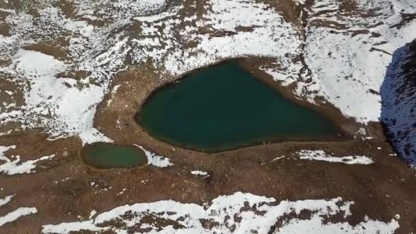 눈덮인 산 과 호수. 위에서 바라본 경관. — 비디오