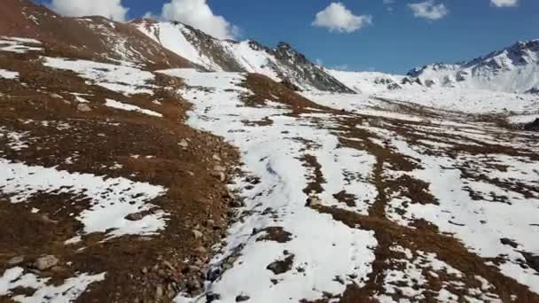 場所に雪で覆われた秋の山. — ストック動画