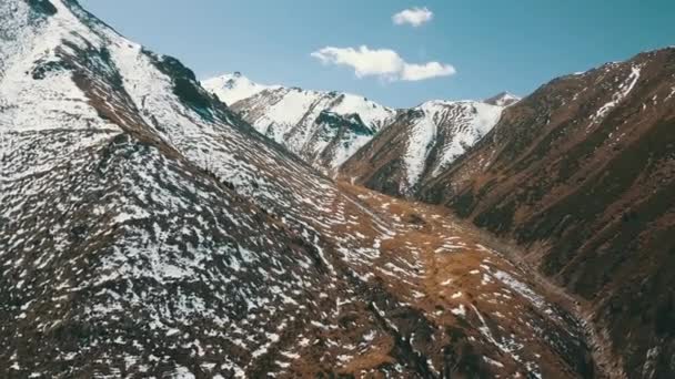 場所に雪で覆われた秋の山. — ストック動画