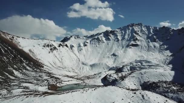 Sněhem pokryté hory a jezero. Pohled shora. — Stock video