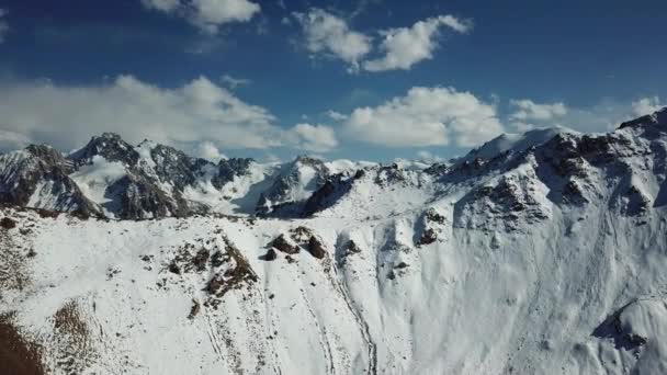 Des montagnes enneigées et un lac. Vue du haut. — Video